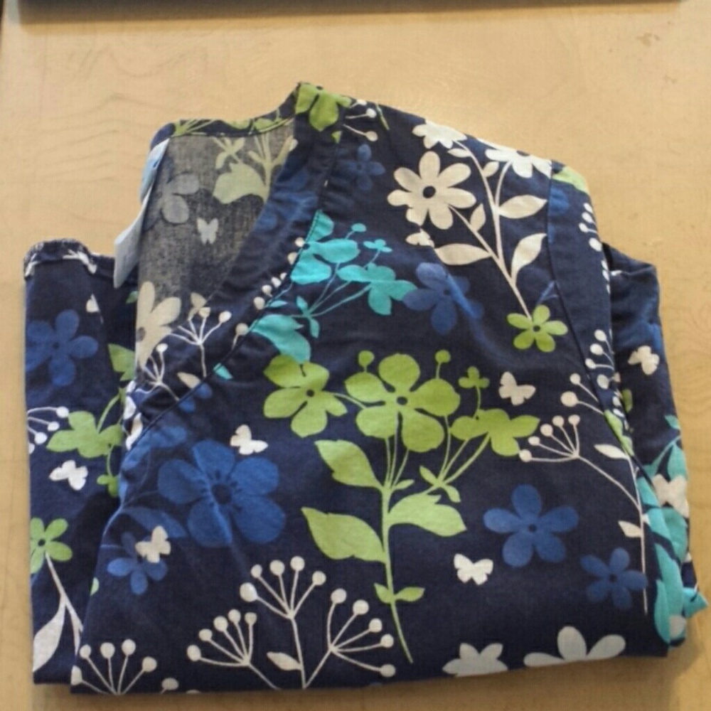 **Scrub top**